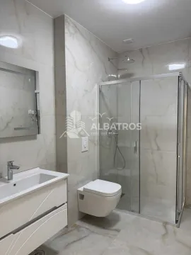 Moderno opremljeno kupatilo sa tuš kabinom, umivaonikom i WC šoljom. - image 5