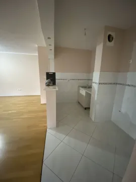 Prazan kuhinjski prostor sa pločicama i šankom u novom stanu. - image 6