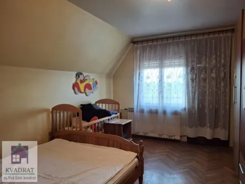 Dečja soba sa drvenim krevetima i prozorom sa zavesama. - image 10