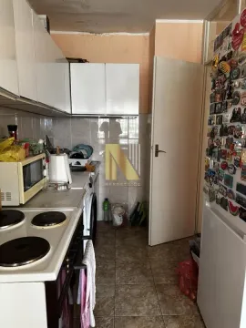 Manja kuhinja sa belim elementima i šporetom. - image 7