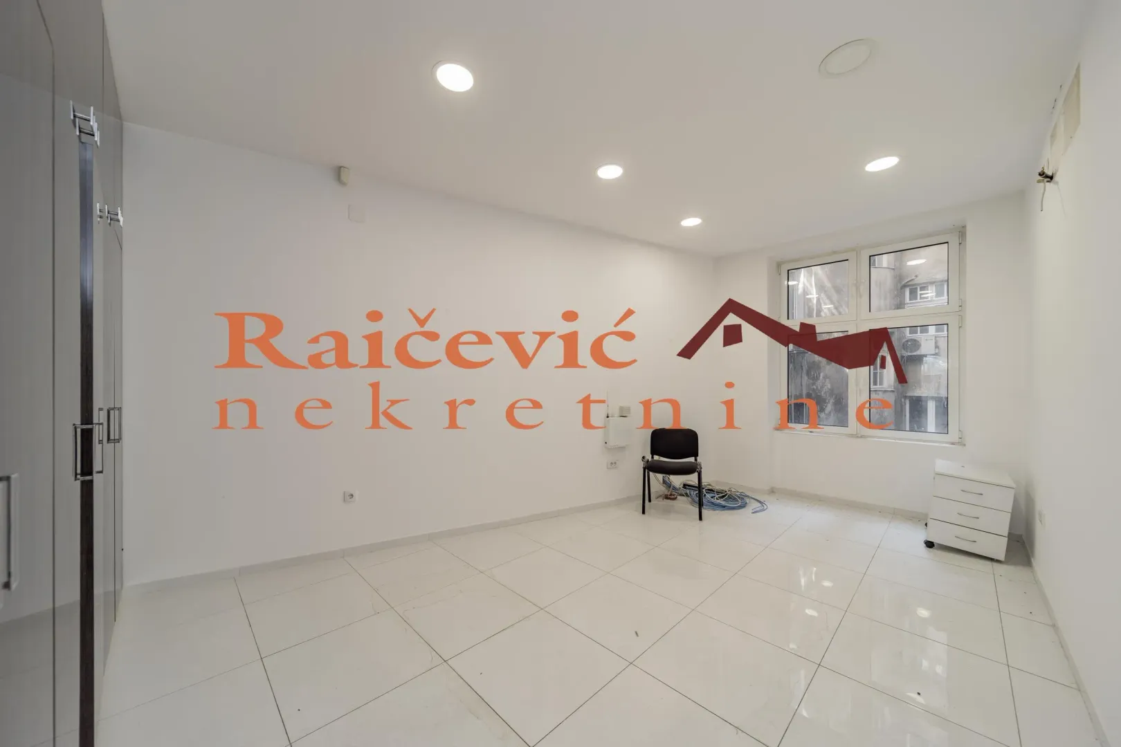 Izdavanje, stan, 179m², Centar, Stara Pazova