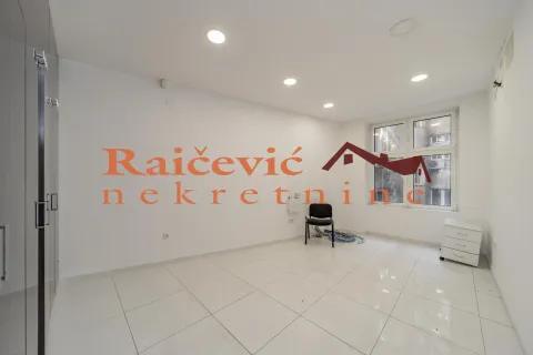 Izdavanje, stan, 179m², Centar, Stara Pazova - image 7