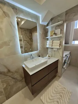 Moderne kupatilo sa umivaonikom, ogledalom i veš mašinom. - image 8