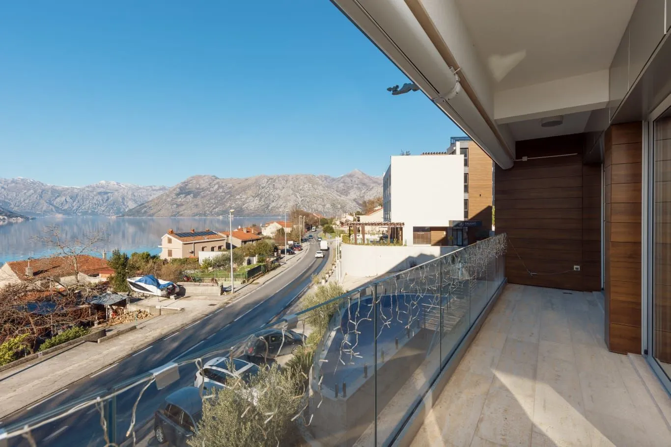 Izdavanje, dvosoban stan, 130m², Dobrota, Kotor
