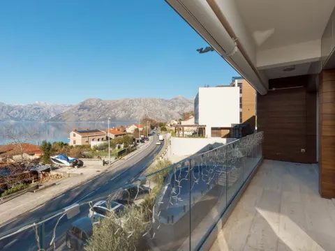 Izdavanje, dvosoban stan, 130m², Dobrota, Kotor - image 2