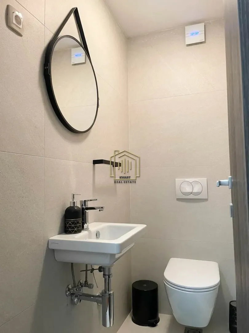 Manje kupatilo sa umivaonikom, ogledalom i wc šoljom.