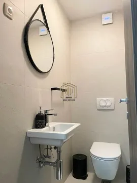 Manje kupatilo sa umivaonikom, ogledalom i wc šoljom. - image 7