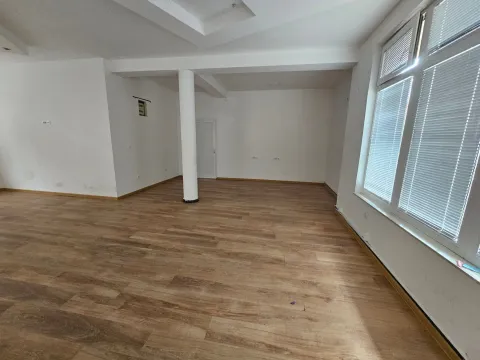 Izdavanje, poslovni prostor, 138m², Stari Aerodrom, Podgorica - image 3