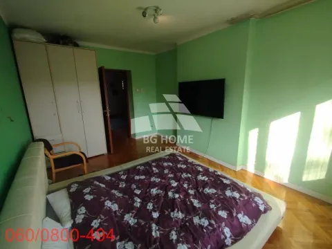 Nameštena spavaća soba sa bračnim krevetom, ormanom i televizorom na zidu. - image 13