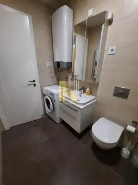Moderno kupatilo sa umivaonikom, WC šoljom, veš mašinom i bojlerom. - image 7