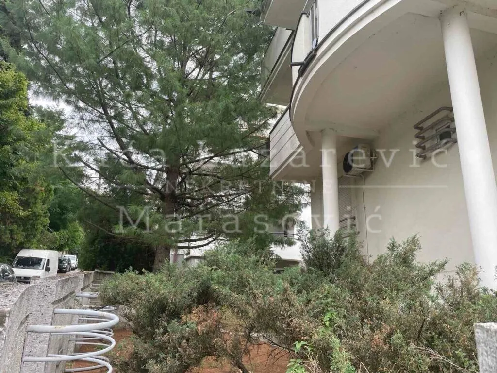 Izdavanje, trosoban stan, 126m², Savski Venac, Beograd