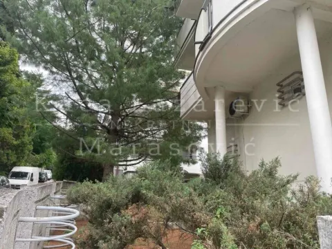 Izdavanje, trosoban stan, 126m², Savski Venac, Beograd - image 16