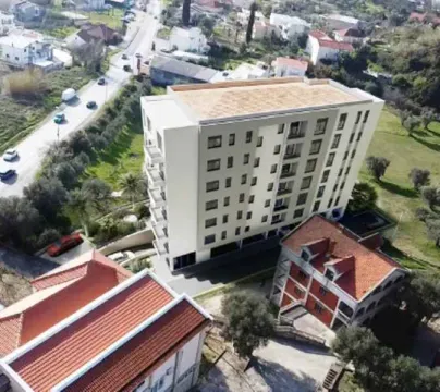 Pogled iz vazduha na stambenu zgradu i okolno područje. - image 3