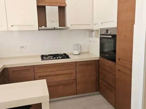 Izdavanje, dvosoban stan, 70m², Škaljari, Kotor - image 2