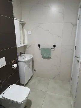 Moderne kupatilo sa umivaonikom, ormarićem i WC šoljom. - image 2