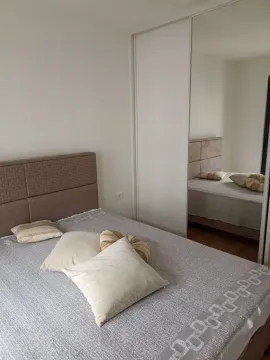 Namještena spavaća soba sa bračnim krevetom i ugradnim plakarom sa ogledalom. - image 3
