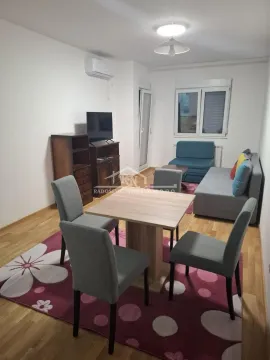 Dnevni boravak sa trpezarijskim stolom i stolicama, kaučem i televizorom. - image 3