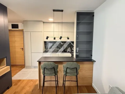 Moderno opremljena kuhinja sa šankom i barskim stolicama. - image 3