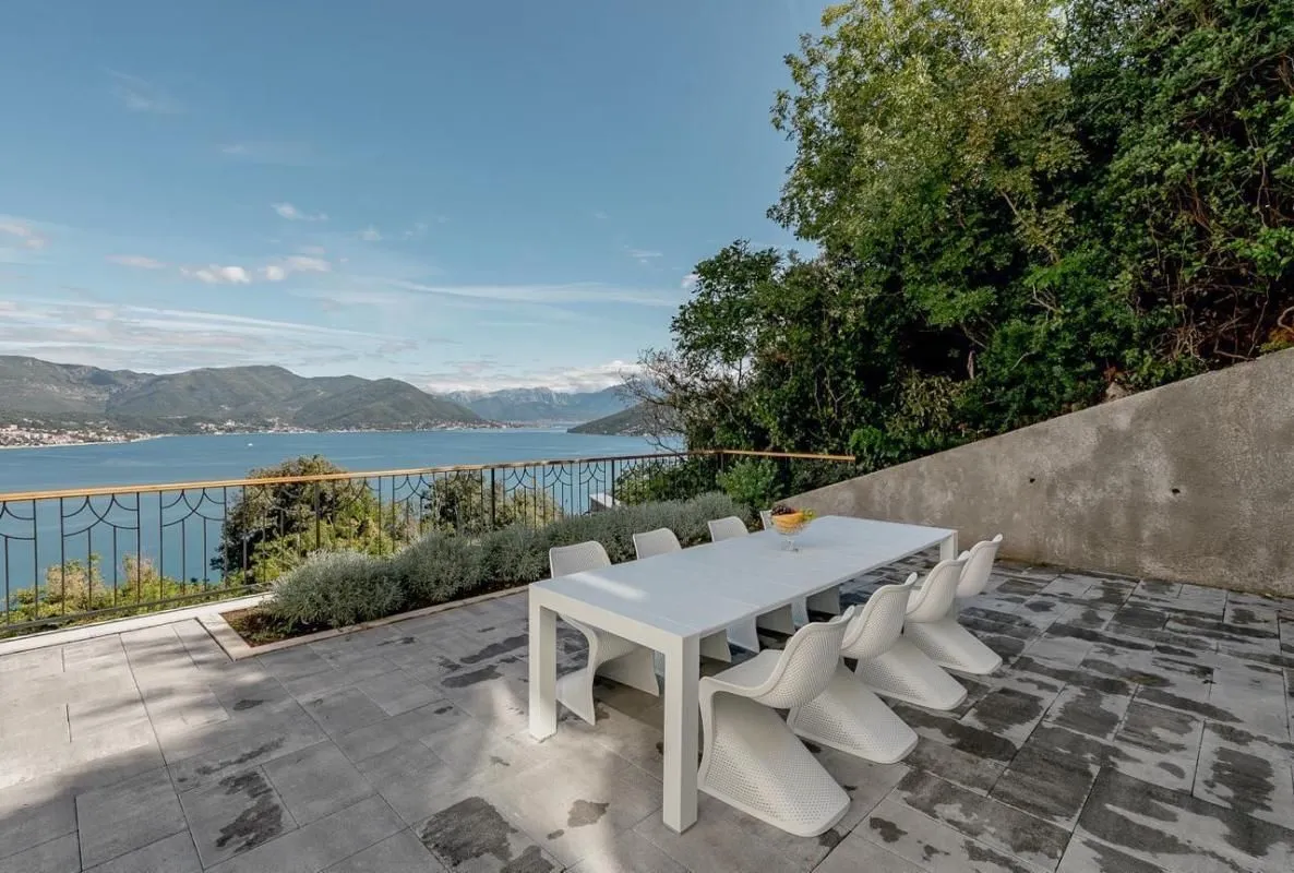 Prodaja, četvorosoban stan, 236m², Njivice, Herceg Novi