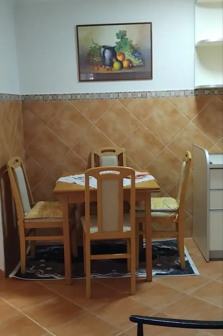Izdavanje, jednosoban stan, 47m², Centar, Tivat