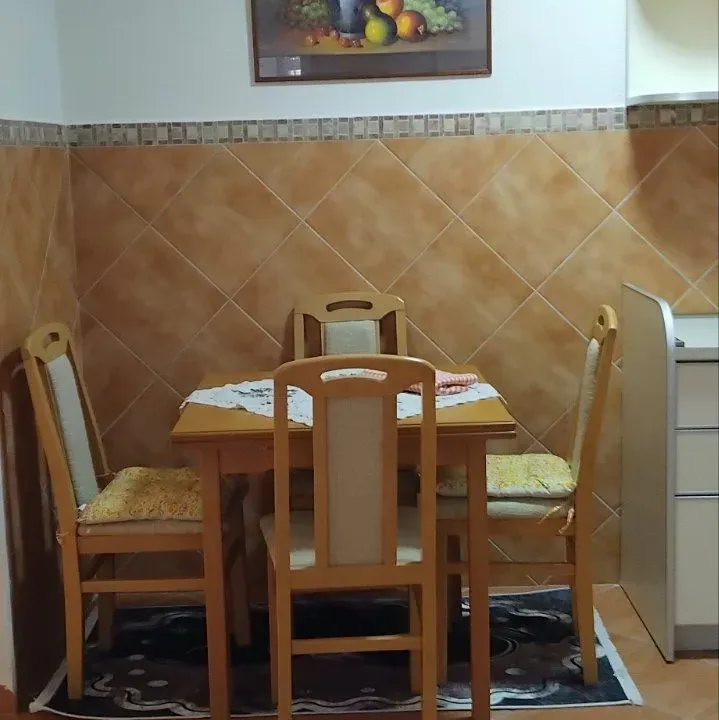 Izdavanje, jednosoban stan, 47m², Centar, Tivat