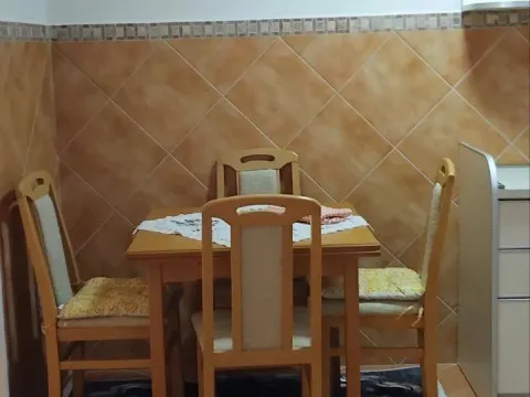 Izdavanje, jednosoban stan, 47m², Centar, Tivat - image 1