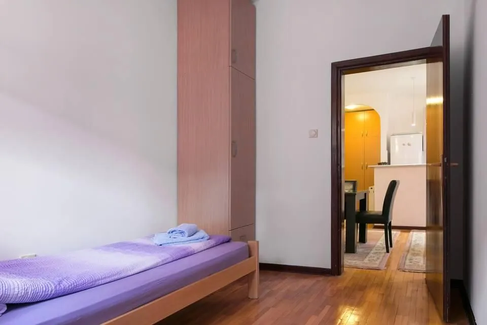 Izdavanje, dvosoban stan, 46m², Đeram Pijaca, Beograd