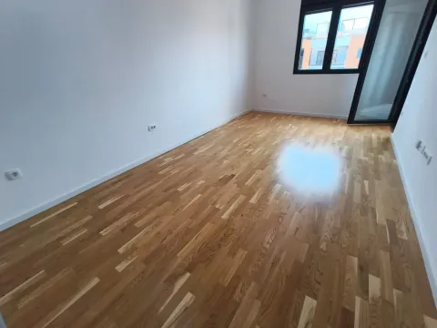Prazna soba sa parketom i izlazom na terasu. - image 7