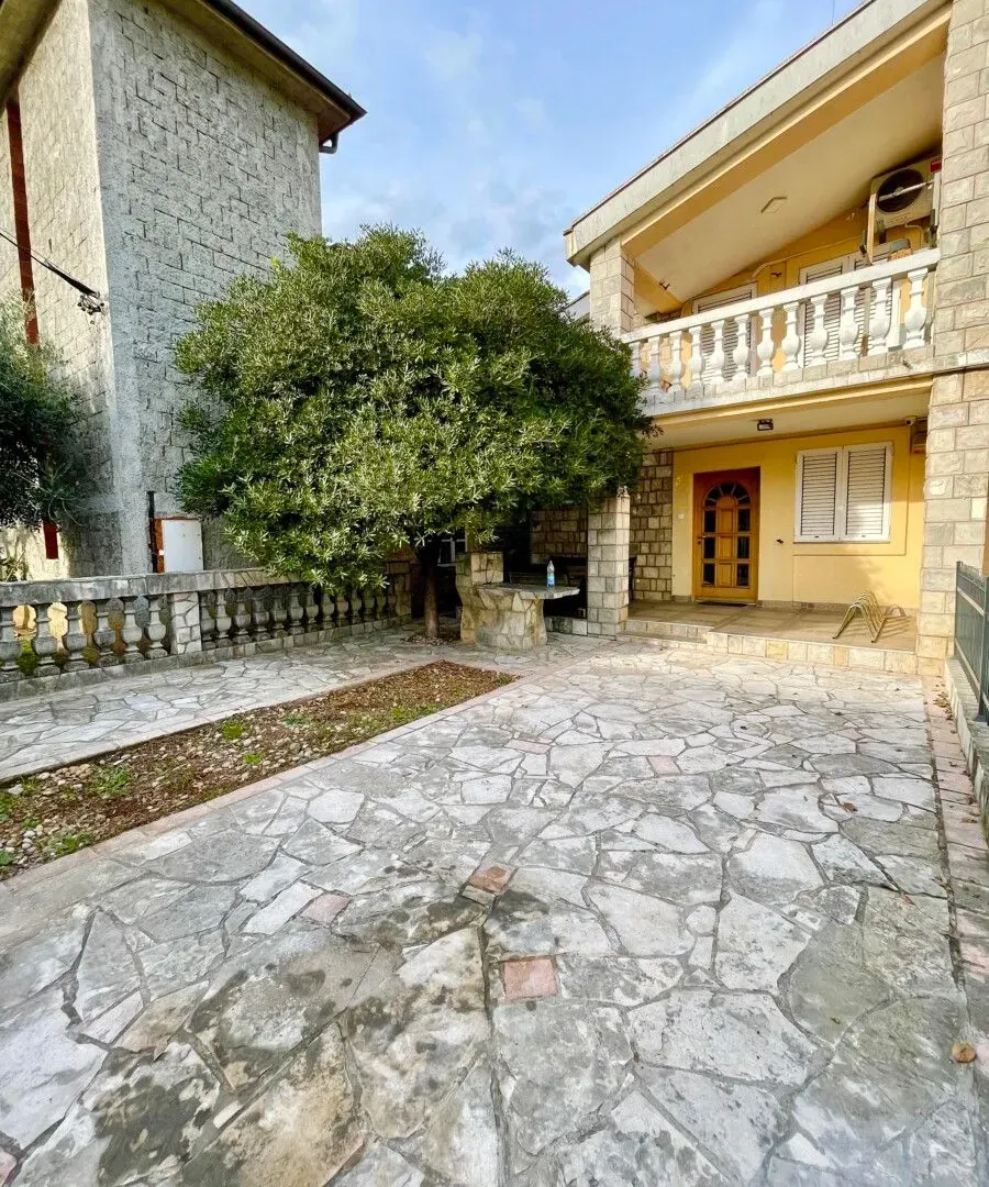 Izdavanje, kuća, 200m², Konik, Podgorica