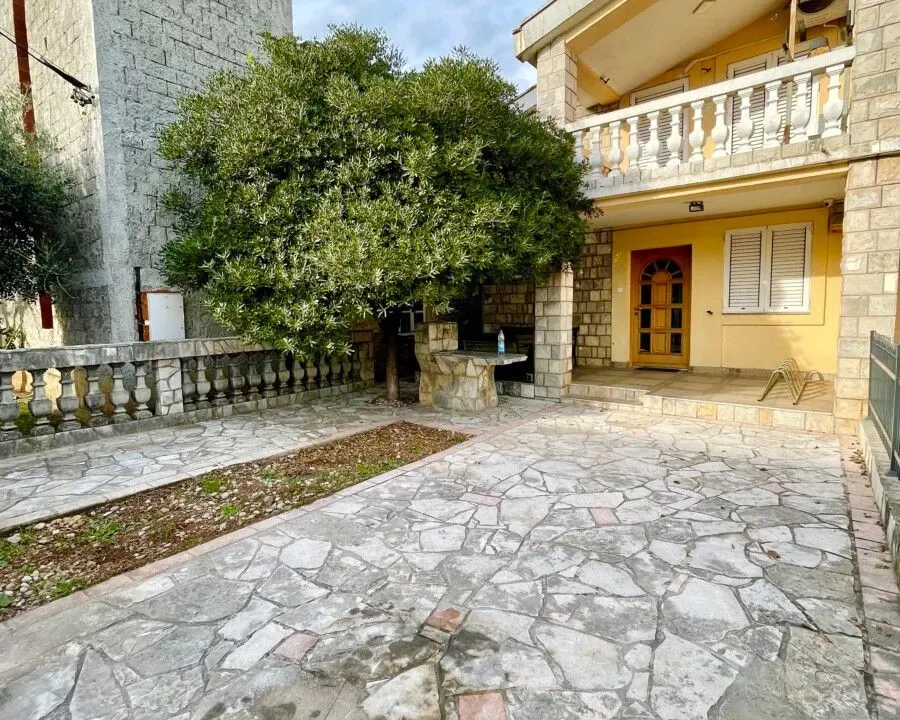 Izdavanje, kuća, 200m², Konik, Podgorica