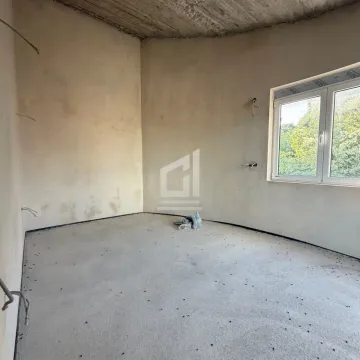 Neopremljena prostorija u sirovom stanju sa jednim prozorom. - image 22