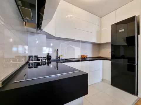 Moderna bijela kuhinja sa crnim radnim površinama i ugradnim uređajima. - image 8