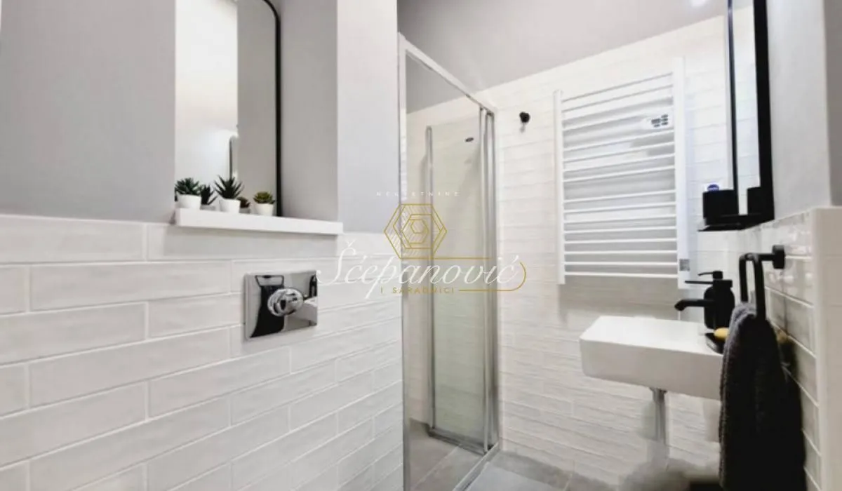 Izdavanje, četvorosoban stan, 115m², Centar, Novi Sad