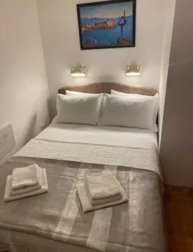 Furnished bedroom with a double bed and a painting on the wall. - image 5