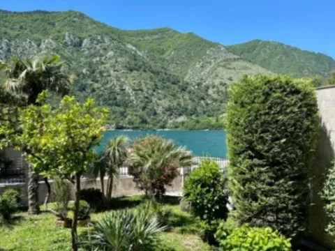 Izdavanje, dvosoban stan, 108m², Dobrota, Kotor - image 12