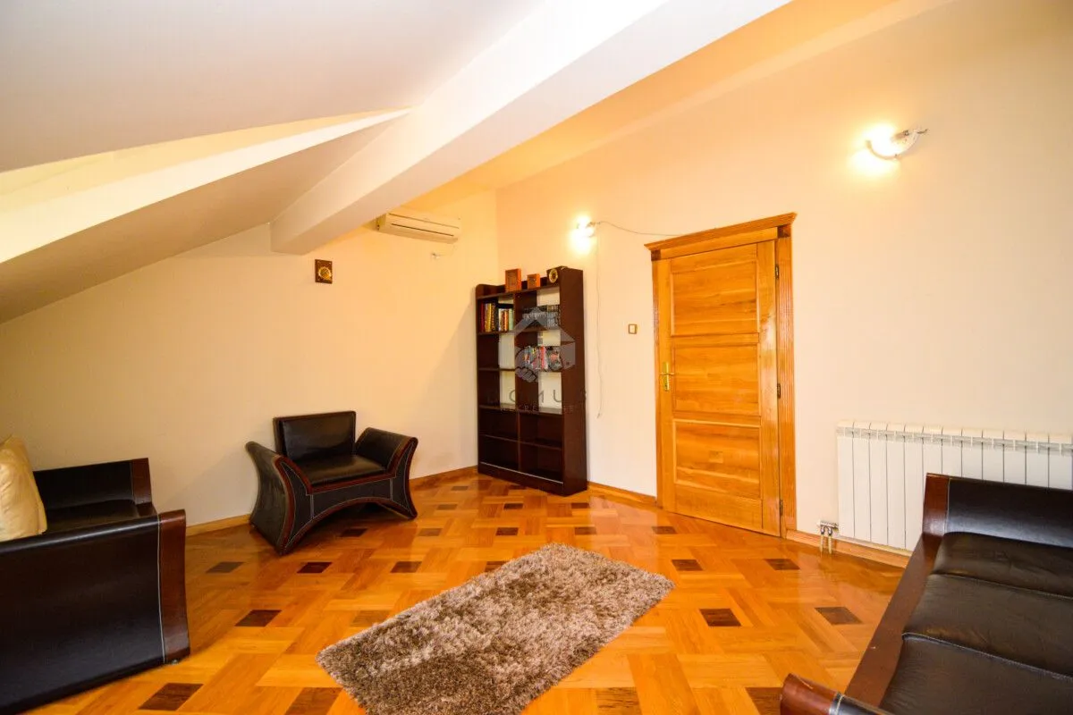 Rent, house, 200m², Gorica C, Podgorica