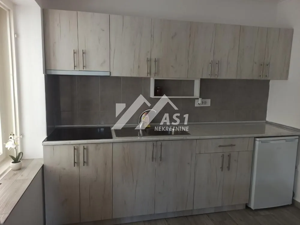 Izdavanje, trosoban stan, 70m², Salajka, Novi Sad Sve Podlokacije