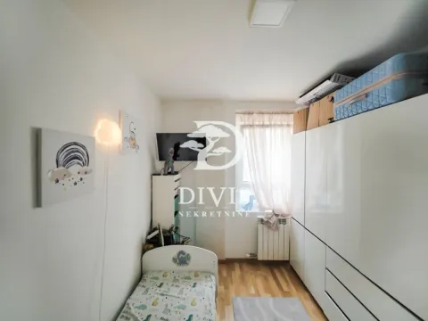 Dečja soba sa krevetom, velikim belim ormanom i prozorom. - image 14