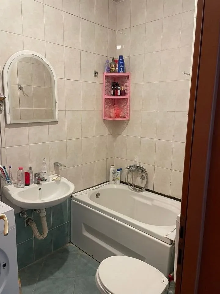 Manje kupatilo sa kadom, umivaonikom i wc šoljom.