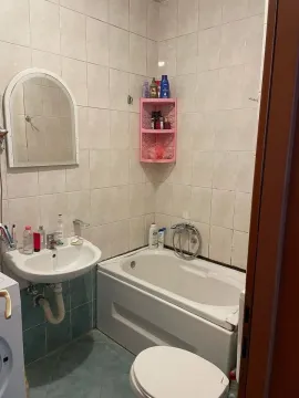 Manje kupatilo sa kadom, umivaonikom i wc šoljom. - image 5
