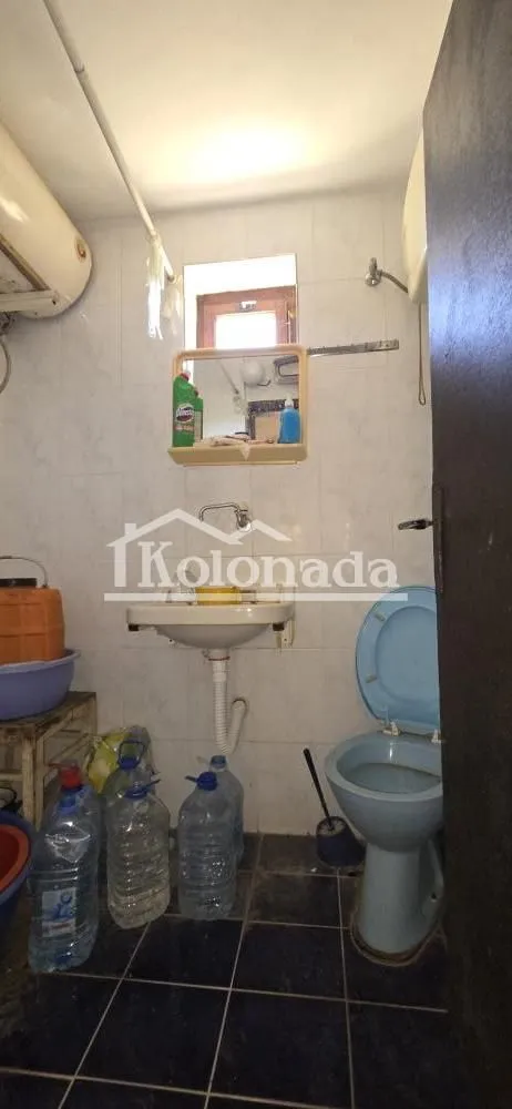 Manje kupatilo sa umivaonikom i toaletom.