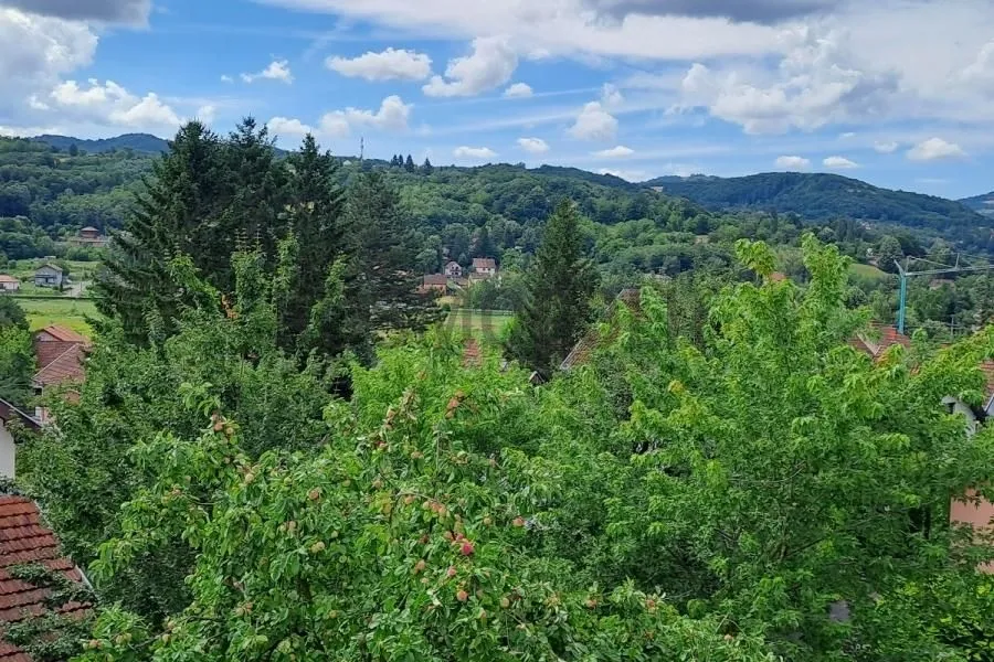 Pogled na okolnu prirodu, šume i brda sa nekretnine.