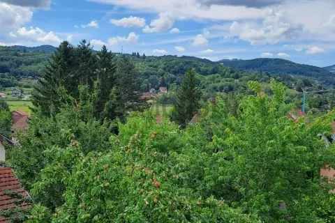 Pogled na okolnu prirodu, šume i brda sa nekretnine. - image 7