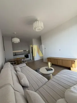 Dnevna soba sa garniturom povezana sa trpezarijom i kuhinjom. - image 10