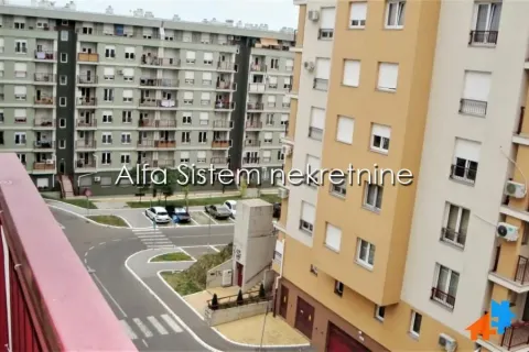 Pogled sa terase na susedne stambene zgrade i ulicu. - image 10