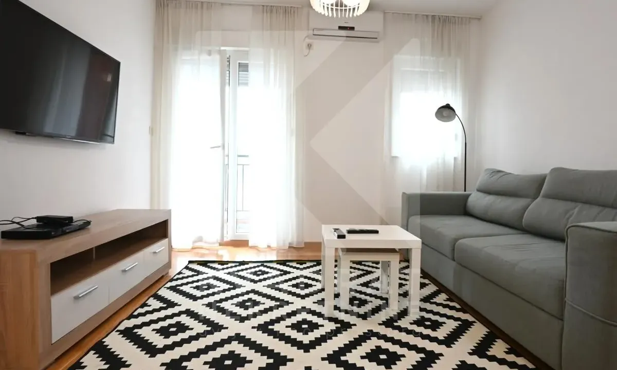 Izdavanje, jednosoban stan, 43m², Stari Aerodrom, Podgorica