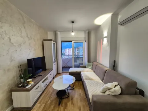 Namještena dnevna soba sa garniturom, televizorom i izlazom na terasu. - image 3
