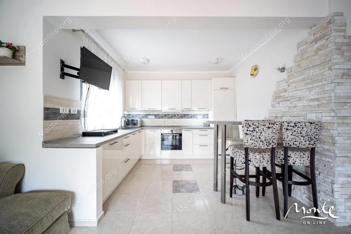 Prodaja, dvosoban stan, 109m², Dobrota, Kotor
