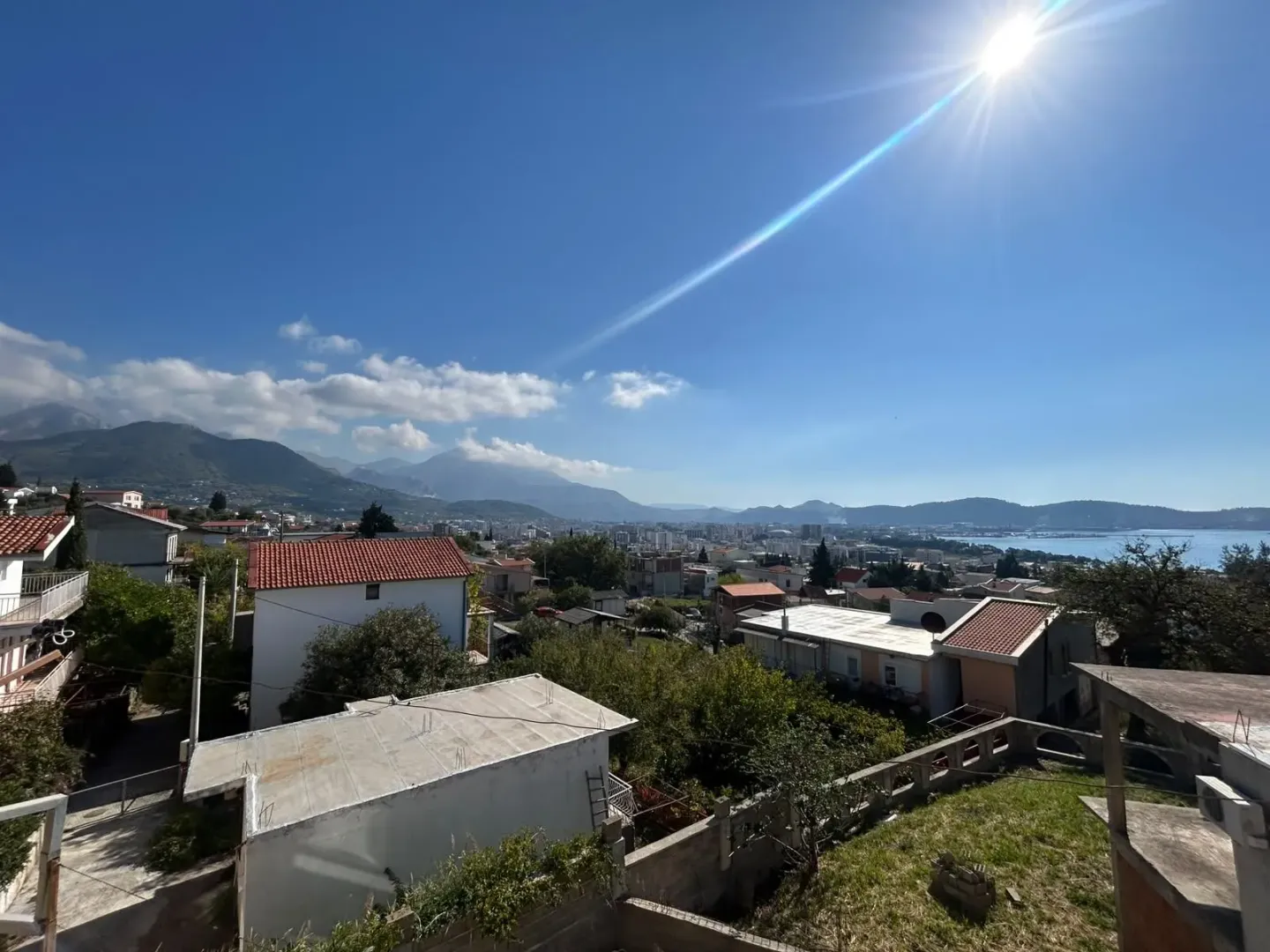Pogled na grad i more sa terase nekretnine.