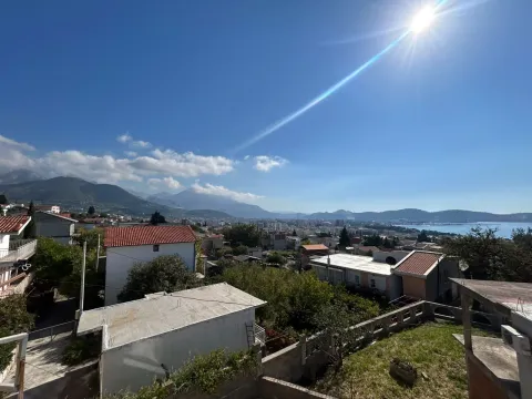 Pogled na grad i more sa terase nekretnine. - image 7